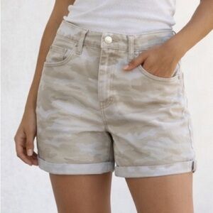 LEVI’S CAMO MID LENGTH SHORTS WOMEN’S W30 ROLLED HEM